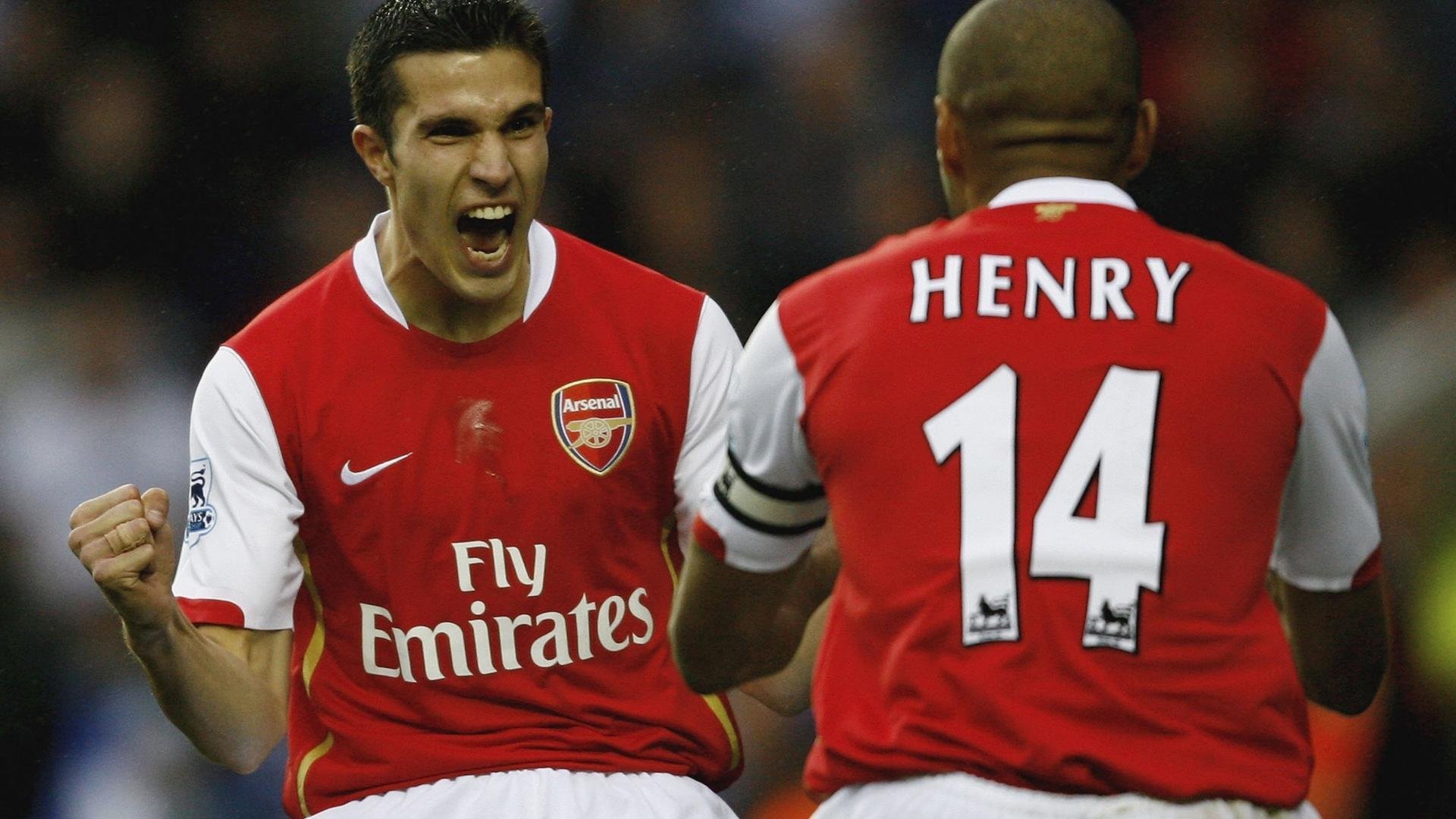 比赛前教练组反复推演战术确保每位球员明确角色与站位，比赛前教练在排兵布阵时的想法是